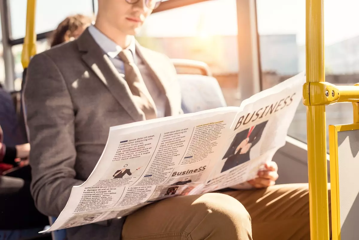 Persona leyendo un peri&oacute;dico